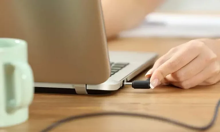 آیا اتصال دائمی لپ تاپ به شارژر و برق، به سیستم شما آسیب می‌رساند؟ 