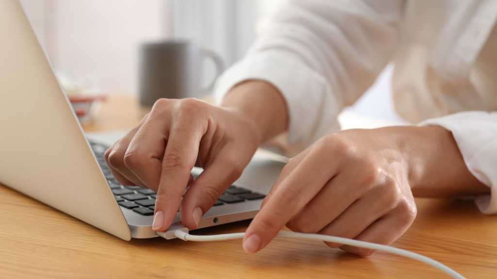 آسیب رسیدن به لپ‌تاپ در صورت اتصال دائمی به برق