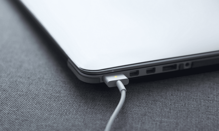 آسی رسیدن به لپ‌تاپ در صورت اتصال دائمی به برق