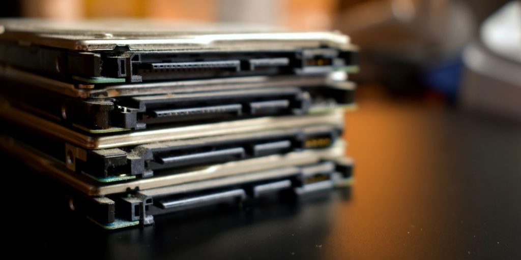 مقایسه SAS و SATA کدام دستگاه درایور ذخیره‌سازی بهتر است؟ رابط‌هایی مانند SATA و SAS به مادربردها اجازه می‌دهند با HDD و SSD ارتباط برقرار کنند  و سیستم‌عامل‌ها را بارگیری کنند، برنامه‌ها را اجرا کنند و تقریباً هر کاری را که رایانه‌ها قادر با انجام هستند، انجام دهند.