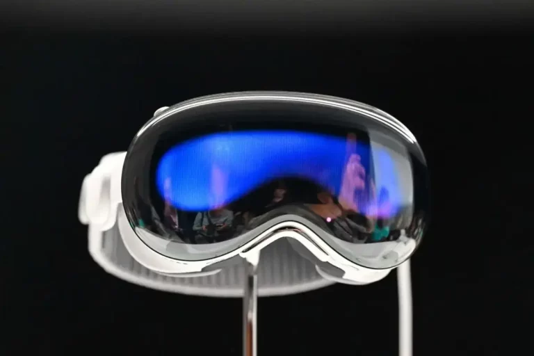 ویژن پرو اپل عرضه شد؛ تشکیل صف‌های طولانی دربرابر فروشگاه‌های اپل.