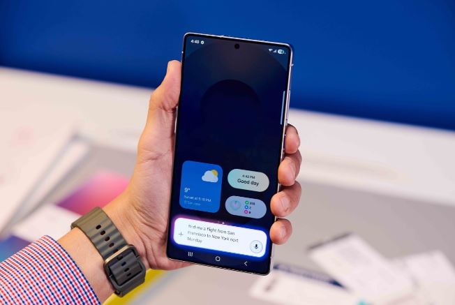 بر هوشمندی فناوری Galaxy AI و تأثیر آن بر تجربه سفر تأکید میکند.