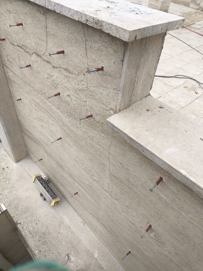 نجات جان ساکنان ساختمان با پیچ و رولپلاک سنگهای نما