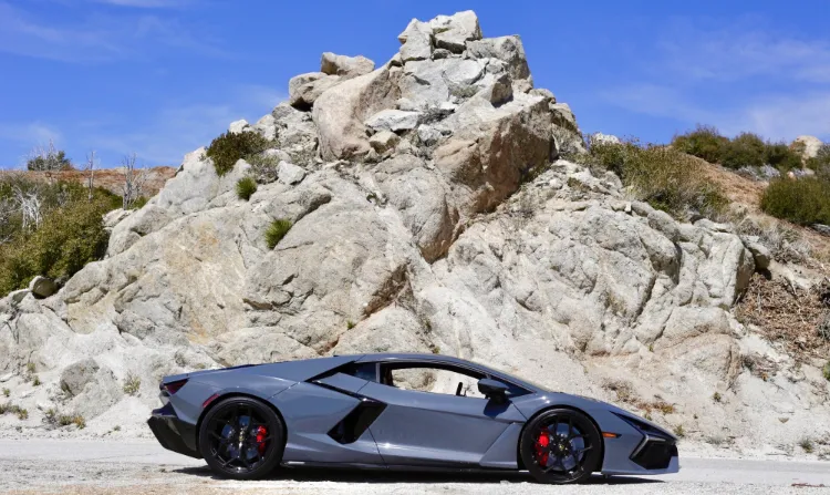 معرفی لامبورگینی روئلتو: ابرخودروی ۵۰ میلیاردی که جادهها را به تسخیر درمیآورد