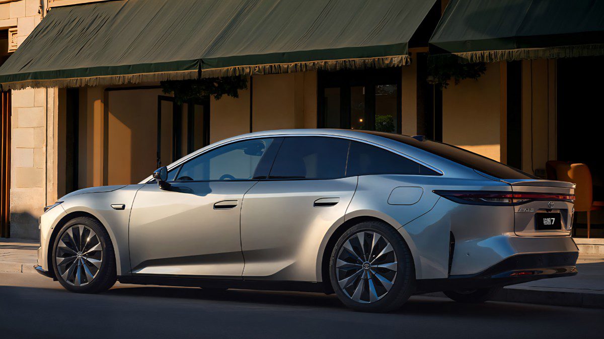 توئیوتا در چین استراتژی خود را تغییر داد؛ همکاری با هوآوی و شیائومی برای تولید سدان برقی bZ7