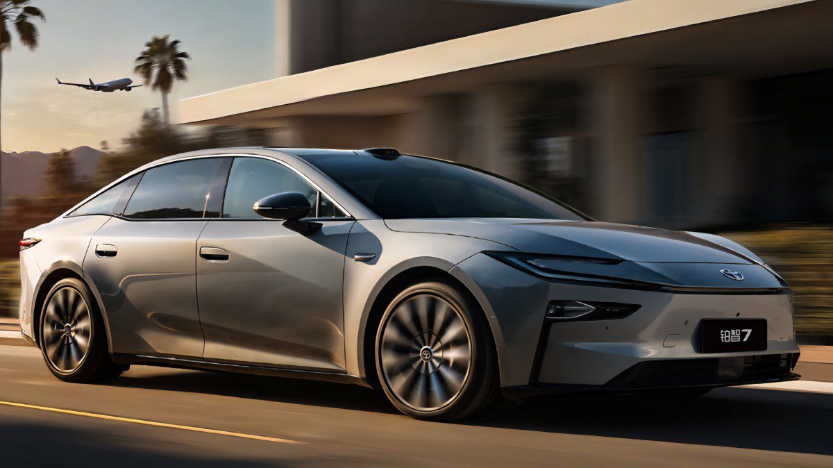 توئیوتا در چین استراتژی خود را تغییر داد؛ همکاری با هوآوی و شیائومی برای تولید سدان برقی bZ7