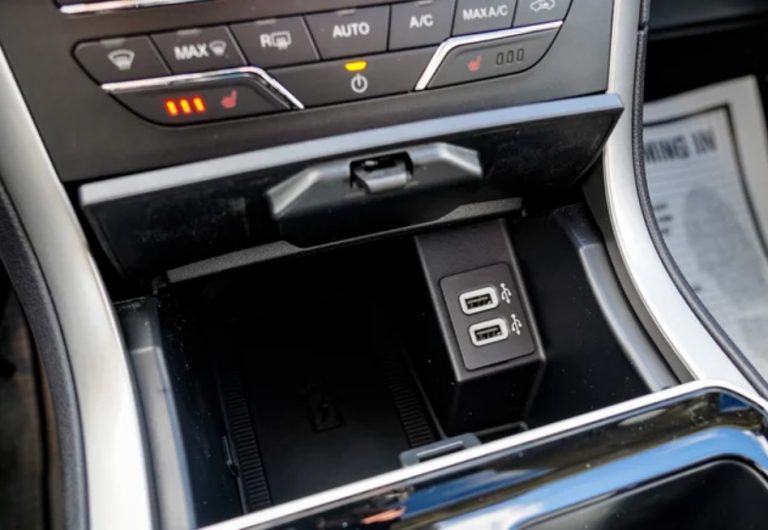 ۴ وسیله‌ای که هرگز نباید به پورت USB خودروی خود وصل کنید