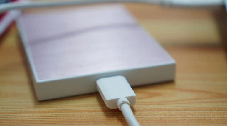 ۴ وسیله‌ای که هرگز نباید به پورت USB خودروی خود وصل کنید